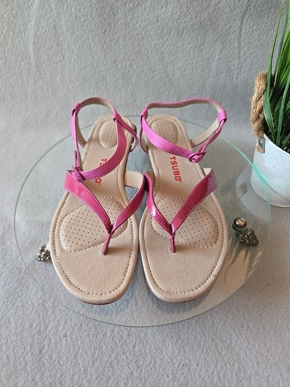 Tsubo Women’s Pink Patent Leather Thong Sandals Sz 9.5 Cute Vacation Comfortable